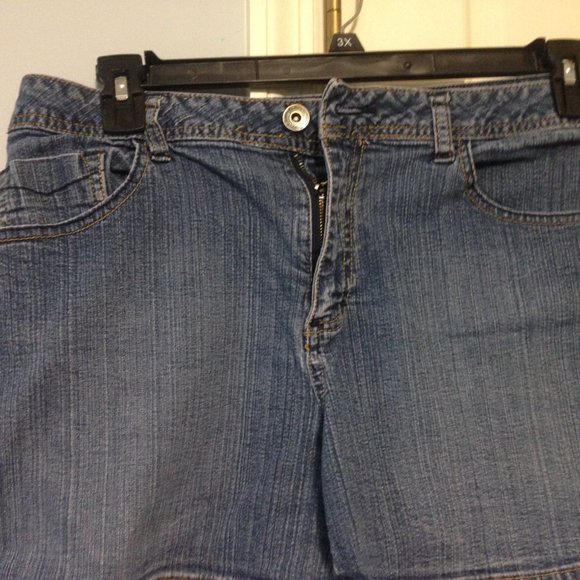 ST JOHN'S BAY LADIES SIZE 14 DENIM SHORTS - Picture 2 of 3